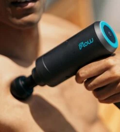 Flow MINI, Blau - Vibrationsmassagegerät -Gym Verkauf flow mini shop action thump2 931x1024 1